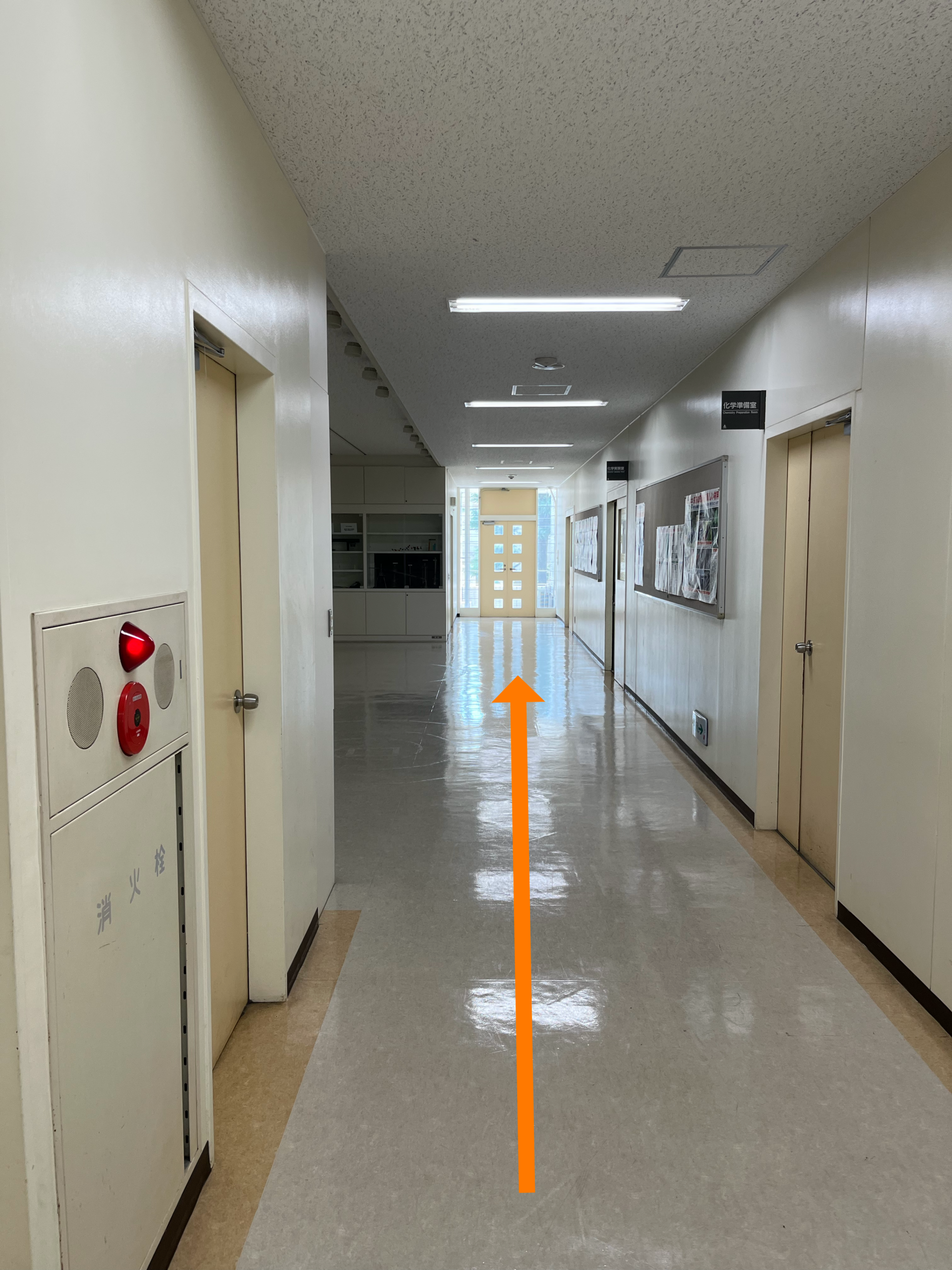 実験室前